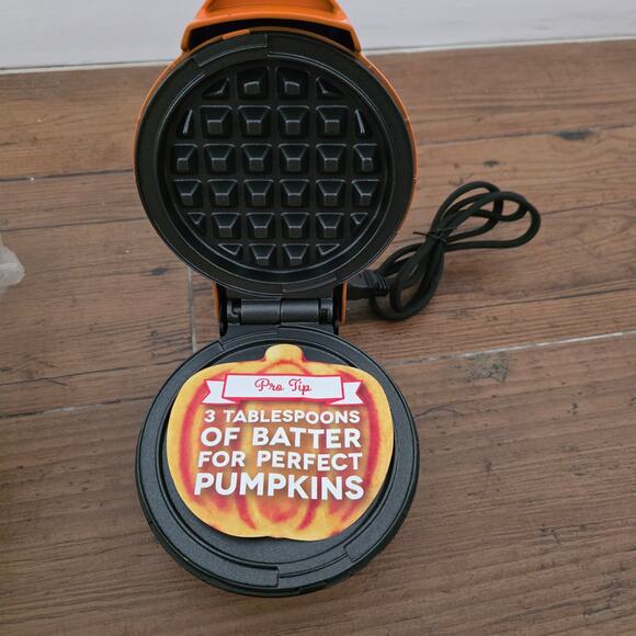 Pumpkin shaped mini waffle maker - Picture 5 of 5